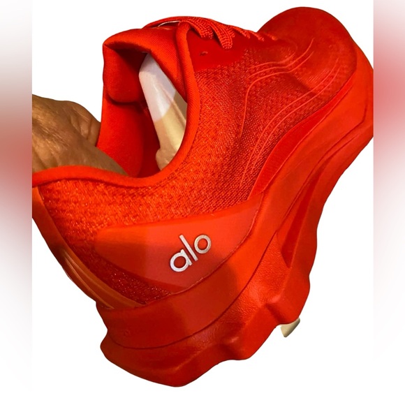 NWT Alo Yoga runner shoes BRIGHT RED Size 8.5 - Picture 2 of 6